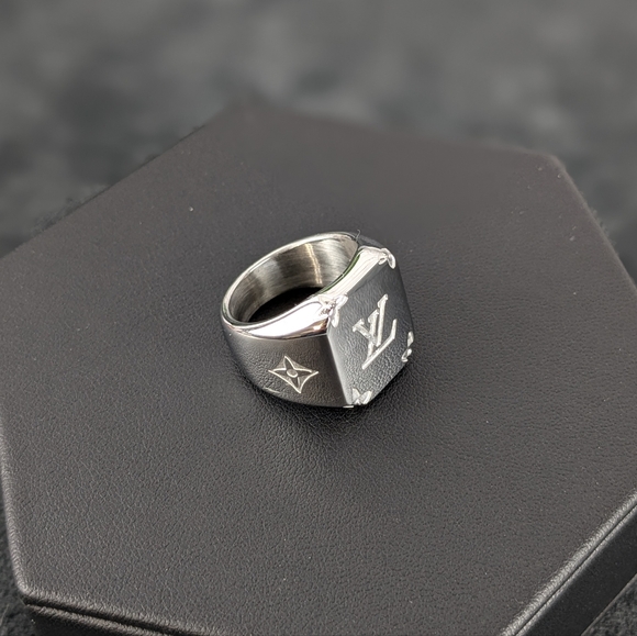 LV Louis Vuitton signature monogram signet ring, large, US7, EU54, N½, 14 unisex - Picture 5 of 14
